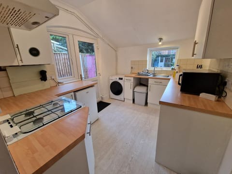 CosyHomeStay Evesham Spacious home W/Free Parking & WiFi House in Evesham