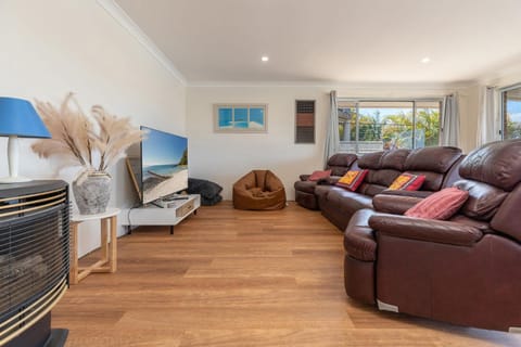 48 Wyuna Place House in Forster