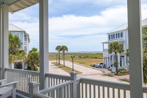 Sea view, Street view