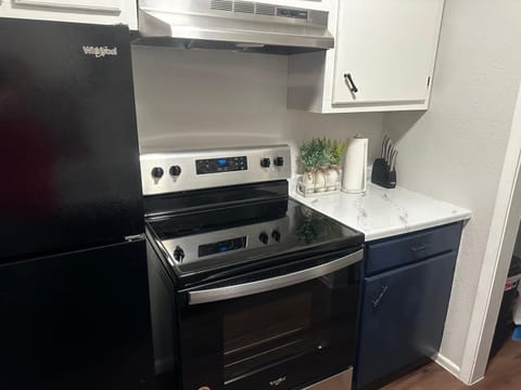 Kitchen or kitchenette, pet friendly, stove