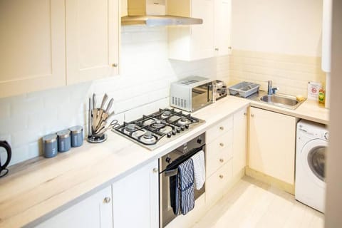 Warwick Street - Vibrant 4 Bedroom House Apartment in Sheffield