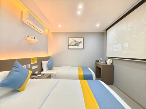 Bed, TV and multimedia, Photo of the whole room, Bedroom, air conditioner