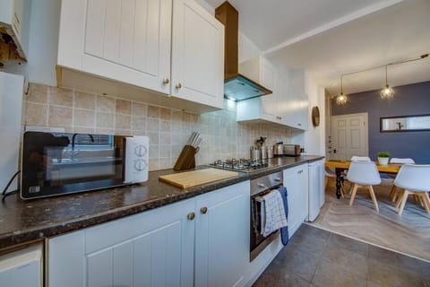 Guest Road - Stylish 3 Bedroom House Apartment in Sheffield