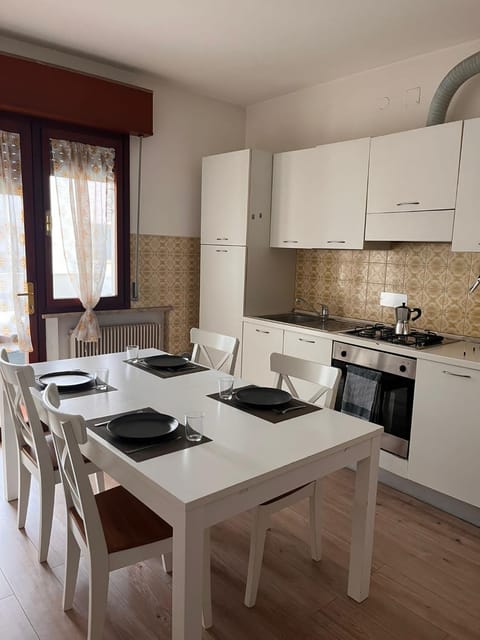 Kitchen or kitchenette, Dining area, stove