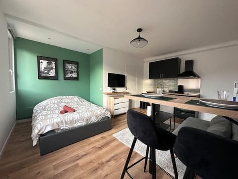 Bed, TV and multimedia, Living room, Photo of the whole room, Dining area, Bedroom