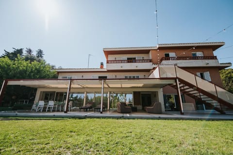 Property building, Day, Garden, Garden, Garden view