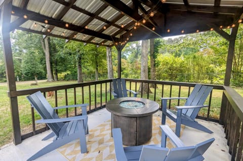 Grovemont Retro Retreat and Guest House Family Xmas! Views fenced yard gazebo and fire pits Casa in Swannanoa