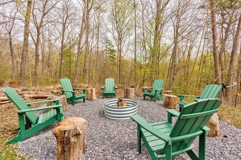 Spacious 12-Person Luxury Cabin at Critter Retreat House in Pittman Center