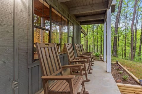 Spacious 12-Person Luxury Cabin at Critter Retreat Haus in Pittman Center