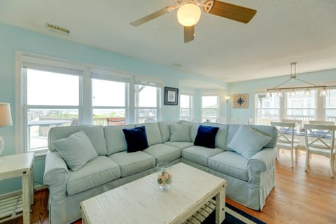 Oceanfront Emerald Isle Escape with Private Hot Tub! Haus in Emerald Isle