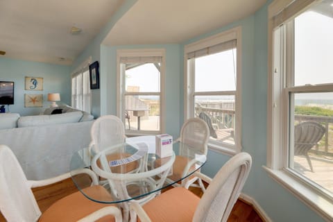Oceanfront Emerald Isle Escape with Private Hot Tub! Haus in Emerald Isle