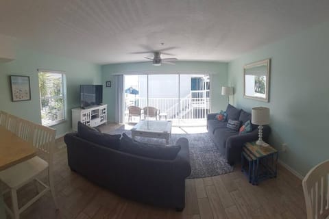 ON THE BEACH 2 bed 2 bath large and bright condo Condo in Indian Rocks Beach