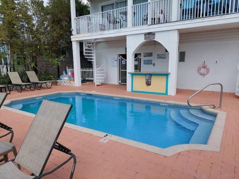 ON THE BEACH 2 bed 2 bath large and bright condo Condo in Indian Rocks Beach