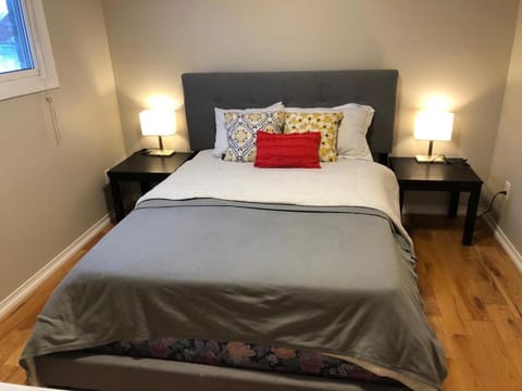 4 bed Cozy Basement Apartment with Massage, Gym, Billiards Facilities Condominio in Oshawa