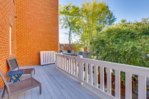 Greensboro Townhome with Deck about half Mi to Downtown! House in Greensboro