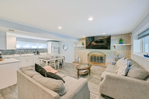 New York Abode with Pool and Patio, Near Times Square! Condominio in Fire Island