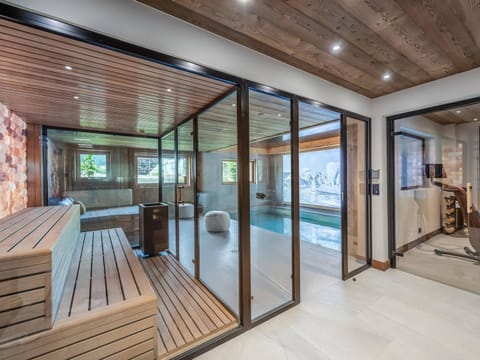 Chalet de luxe à 2 pas des pistes avec piscine, sauna et salle de sport - FR-1-569-134 Chalet in Megève