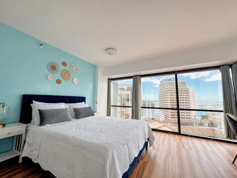 Bed, Bedroom, City view, Sea view