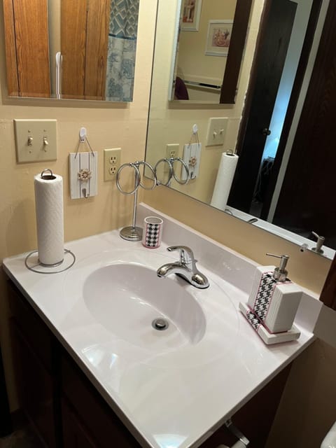 Cozy private getaway. Close to Convention Center and Medical Centers Condominio in Monroeville