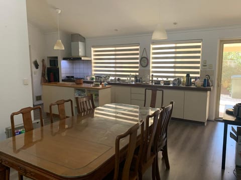 Double room share bathroom and kitchen Alojamiento y desayuno in Canning Vale