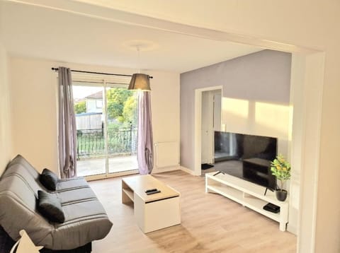 Communal lounge/ TV room, TV and multimedia, Living room, Seating area, Evening entertainment