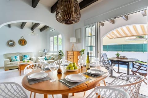 Can Esmō! 6 hosts, 3 bedrooms and a private pool House in Cala en Bosc