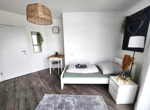 Modern Apartment with WIFI& Free Parking& TV EL-Living Apartment in Augsburg