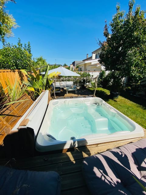 Patio, Hot Tub, Garden view