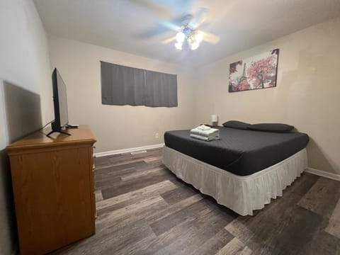 Bed, TV and multimedia, Photo of the whole room, Bedroom