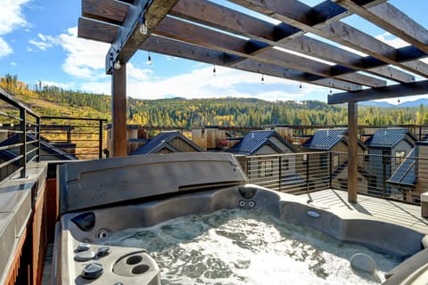 New Luxury Villa 97 / Rooftop Hot Tub & Lounge / Great Views - $500 of FREE Activities Daily House in Fraser