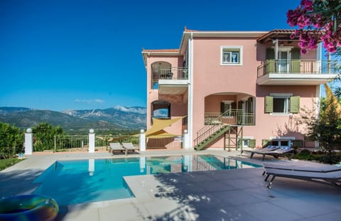 Property building, Day, Natural landscape, View (from property/room), Mountain view, Pool view, Swimming pool, Swimming pool, sunbed