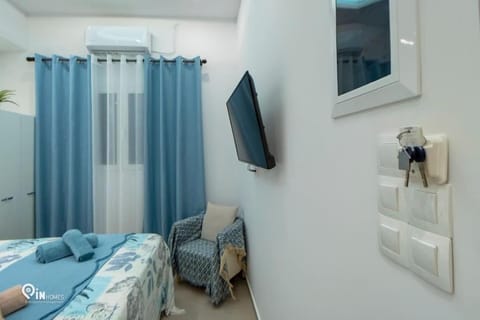 Bed, TV and multimedia, Photo of the whole room, Bedroom, air conditioner