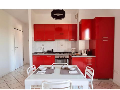 Kitchen or kitchenette, Dining area, minibar, pet friendly, stove