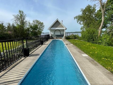 Stunning waterfront home 25min to downtown Ottawa House in Gatineau