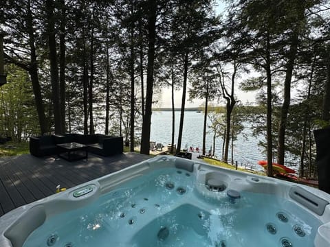 Waterfront open concept dream cottage with hot tub House in Rideau Lakes