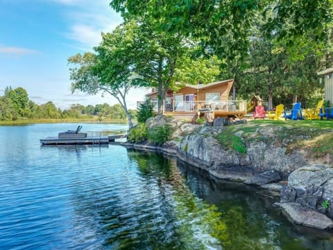 Private waterfront cottage - hot tub & kayaks Maison in Kingston