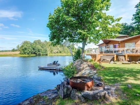 Private waterfront cottage - hot tub & kayaks House in Kingston