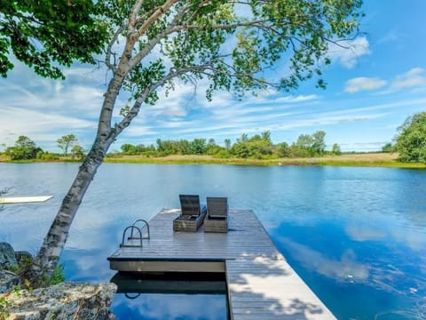 Private waterfront cottage - hot tub & kayaks Maison in Kingston