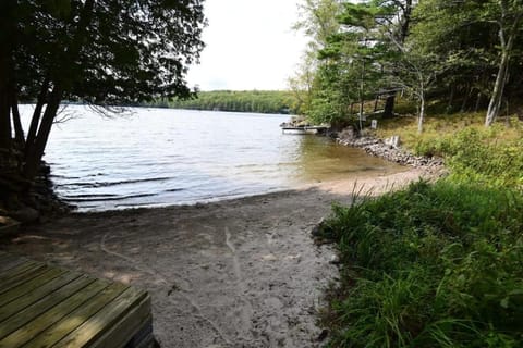Sunset Cove Waterfront nature retreat with bunkie House in Rideau Lakes