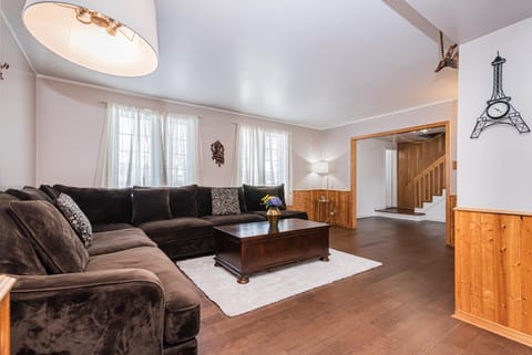 Gorgeous 5 Bedroom House House in Brossard