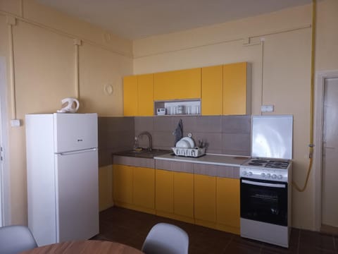 Kitchen or kitchenette, pet friendly, stove