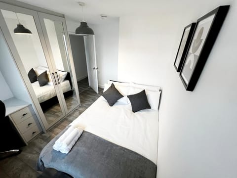 Selly Oak Near QE and UoB - 5 Bed Ensuite - Perfect for groups and contractors Apartment in Birmingham