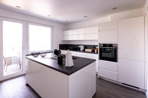 Design Apartment zentral für 6 in Andernach: Ausblick, WiFi, Küche Condo in Andernach