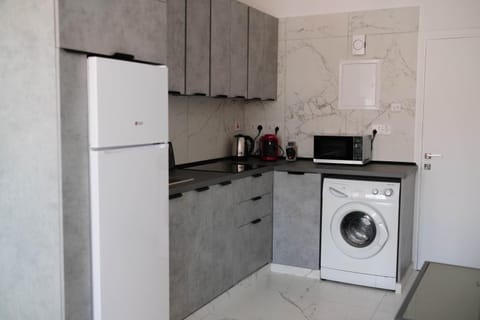 Kitchen or kitchenette, minibar, stove