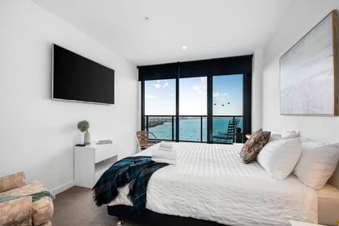 Modern, Spacious 2BR Penthouse with Bay Views Apartment in Geelong