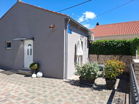 Property building, Day, Garden, Garden view