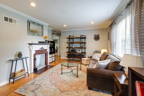 Pet-Friendly Falls Church Home with Fenced Backyard! Casa in Annandale