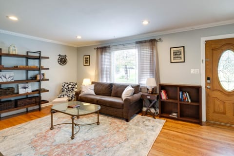 Pet-Friendly Falls Church Home with Fenced Backyard! Casa in Annandale