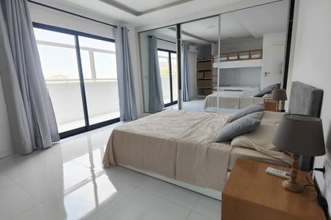 Luxury Penthouse with Private Pool, Ocean, City & Mountain view 6 Pers 2 BR Condominio in Cape Verde