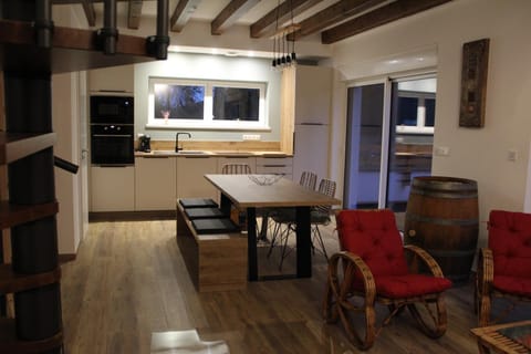 Kitchen or kitchenette, Living room, Seating area, Dining area, minibar, pet friendly, stove